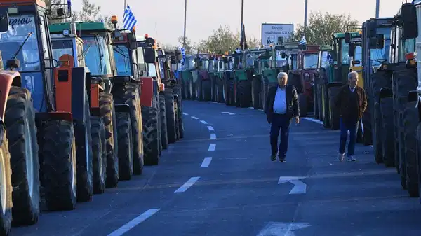 Yunan Çiftçilerinden Sübvansiyon Protestosu: Sınır Kapılarında Trafik Engellendi 24 yunanistan jurnalci